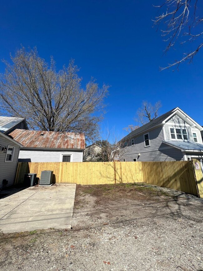 Building Photo - Beautifully refinished home!