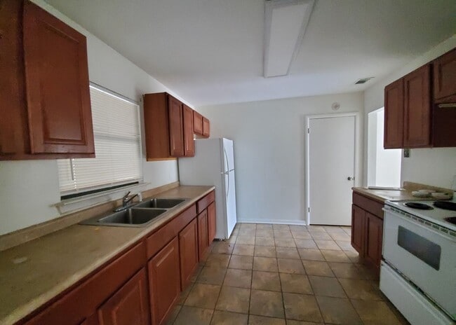 Building Photo - 1905 Athens Ave