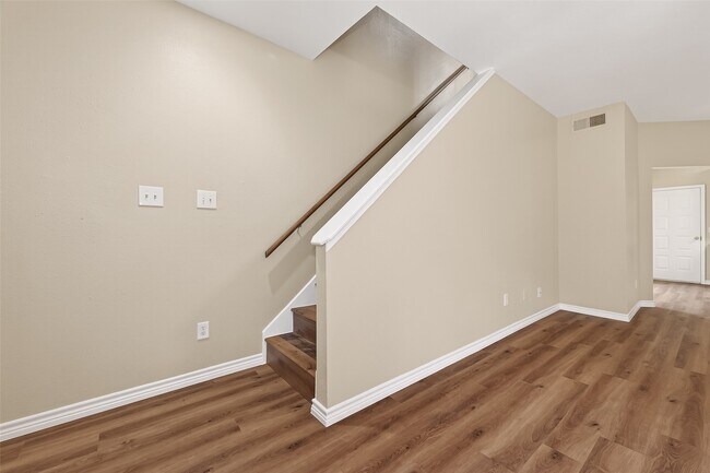 Building Photo - 10811 Richmond Ave.