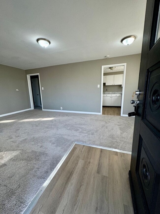 Building Photo - North Side Gem – 2-Bedroom with Garage & C...