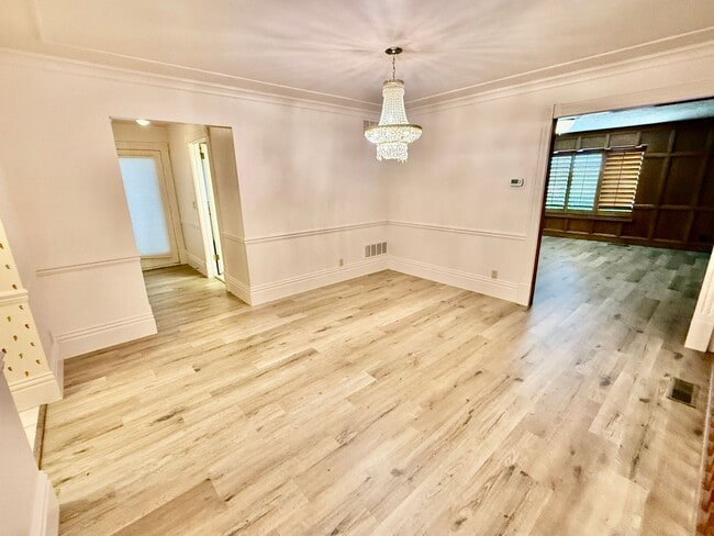Building Photo - Distinctive and Spacious 5-BR Home in Bloomington