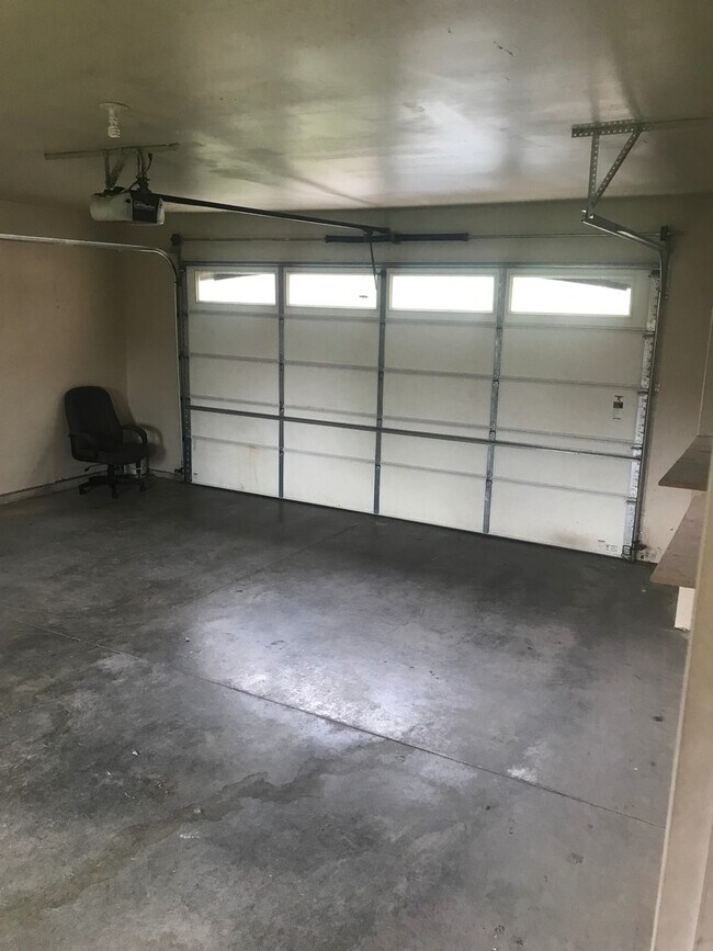 Building Photo - Spacious 4 Bedroom 2.5 Bath Home in River Rock