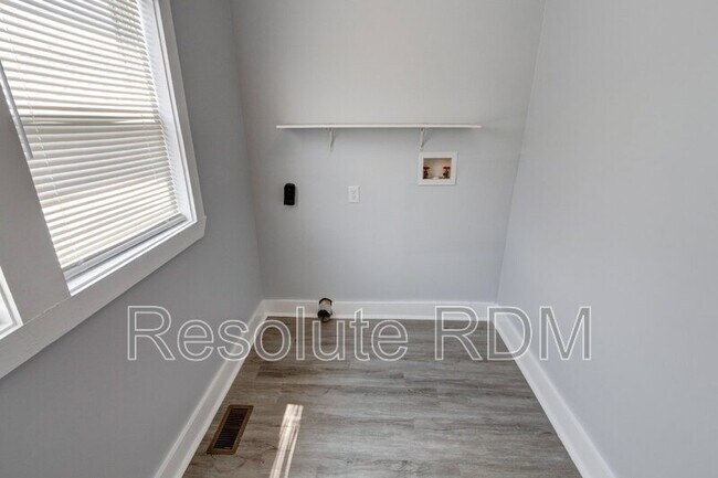 Building Photo - 743 Cottage Ave