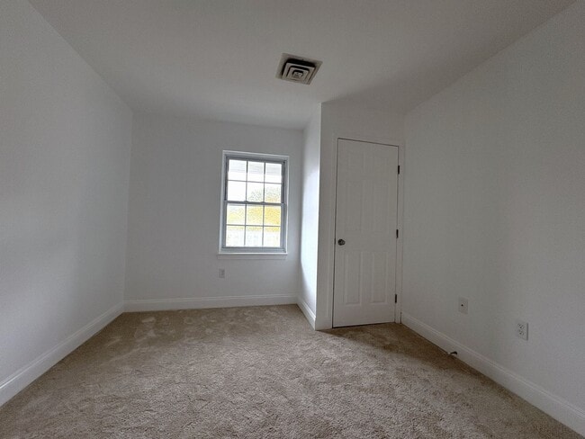 Building Photo - Completely updated 2 bed condo in desireab...