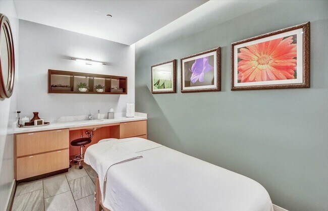 Building Photo - 201 Folsom St