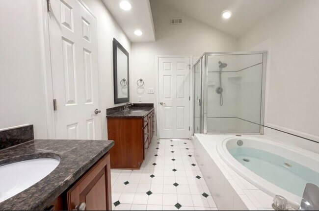 Building Photo - 122 W Tattersall Dr