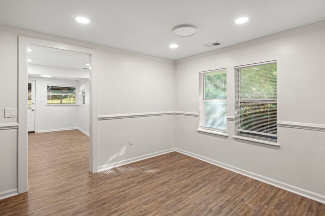 Building Photo - Updated Cottage on Haw Creek!