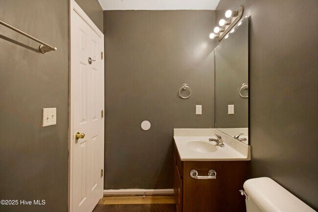 Building Photo - Short Term Townhome Available ASAP!