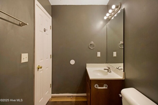 Building Photo - SHORT TERM Townhome Available!