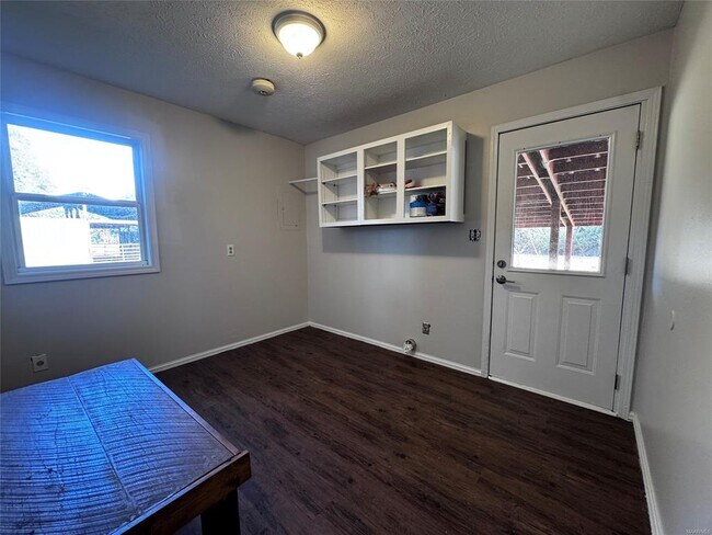 Building Photo - 1560 W County Rd