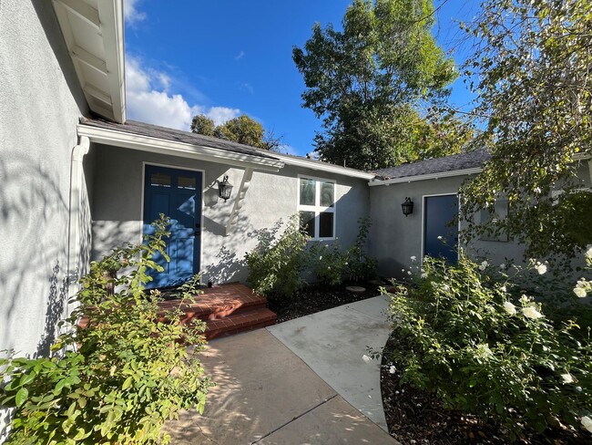 Building Photo - Upgraded Woodland Hills 2+2.5 plus 2 bonus rooms and Studio Guest House with kitchen and full bath!!