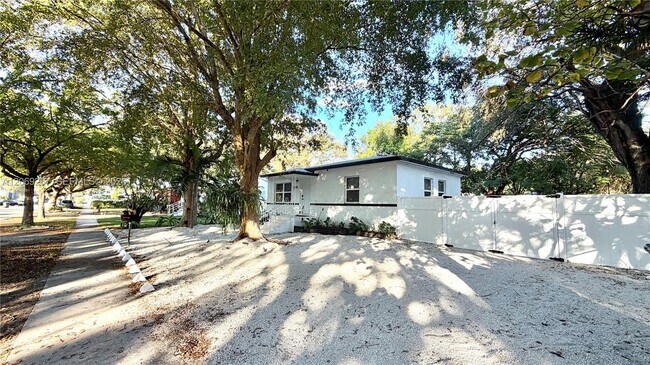 Building Photo - 12325 NE 11th Pl