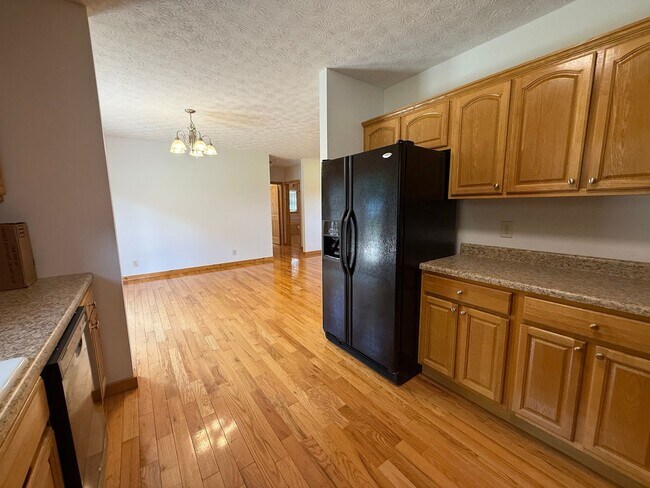 Building Photo - 1404 Maple Ln