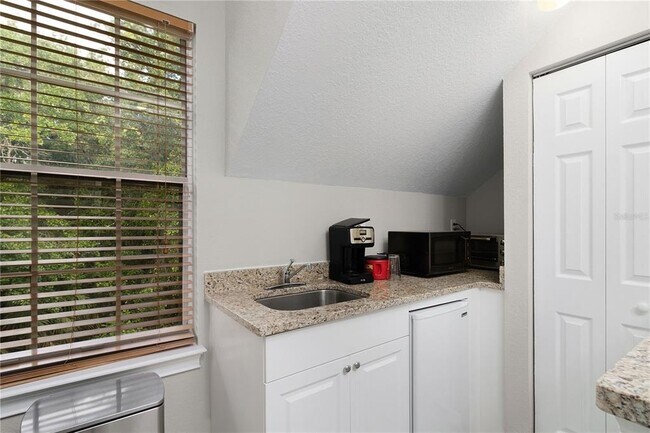 Building Photo - 216 Eastpark Dr