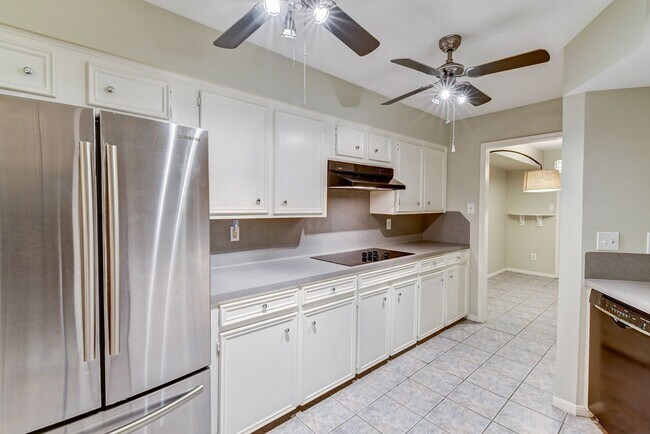 Building Photo - Charming 3-Bedroom Townhome in Prime Memor...