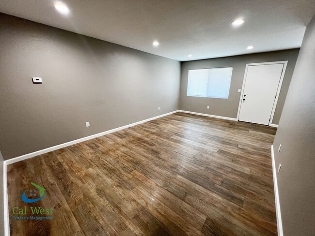 Building Photo - $2695 Remodeled 2 Bed/1 Bath Upstairs Unit