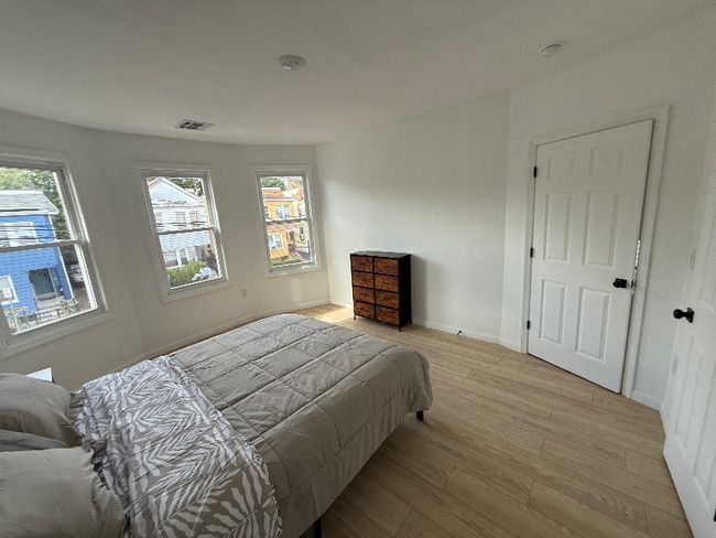 Building Photo - 32 Palm St