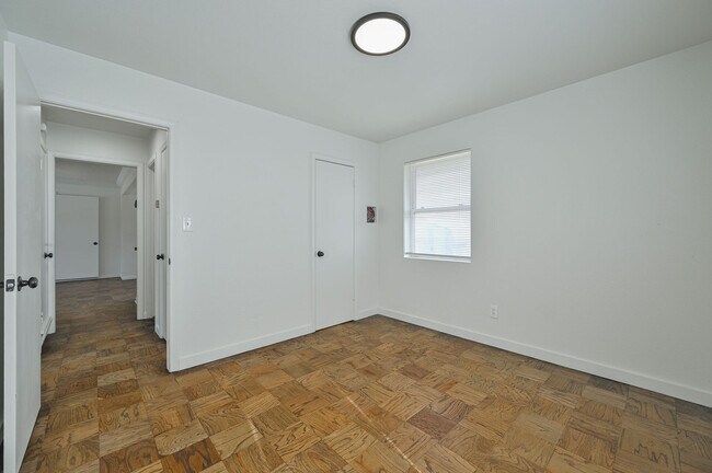 Building Photo - 6104 S Villa Ave