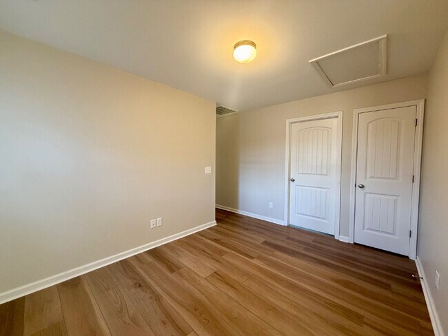 Building Photo - Heritage New Riverside Three Bedroom Home w. Fenced in Yard!