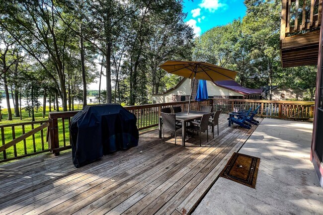 Building Photo - 191 Deerwood Trl