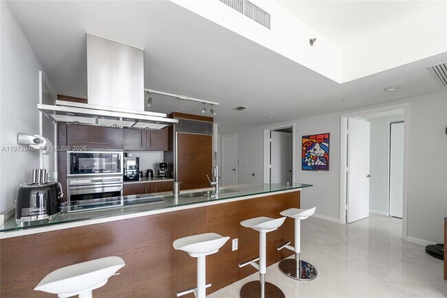 Building Photo - 495 Brickell Ave