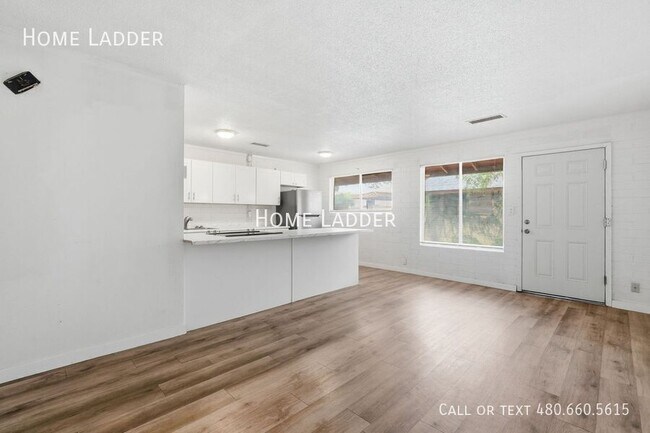 Building Photo - 1332 W 5th St