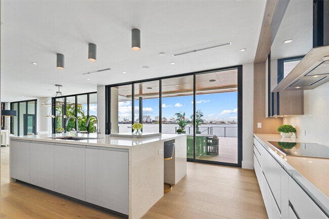 Building Photo - 1957 Harbourview Dr