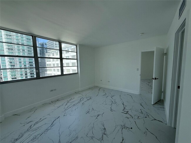 Building Photo - 905 Brickell Bay Dr