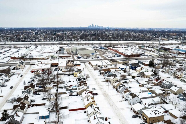 Building Photo - 5252 W 45th St