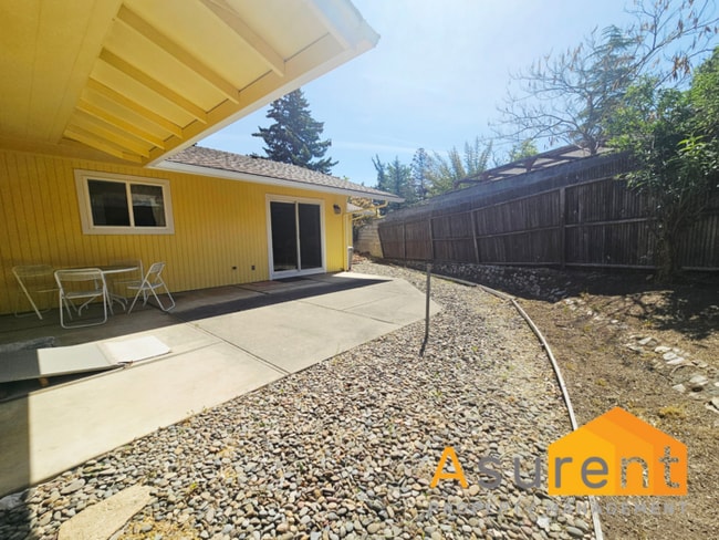Building Photo - Two Bedroom- Two Full Bathroom Home in des...