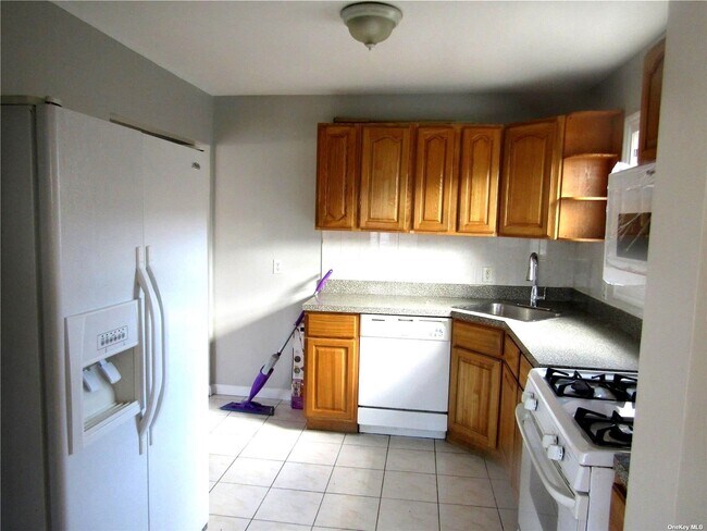 Building Photo - 93-15 240th St