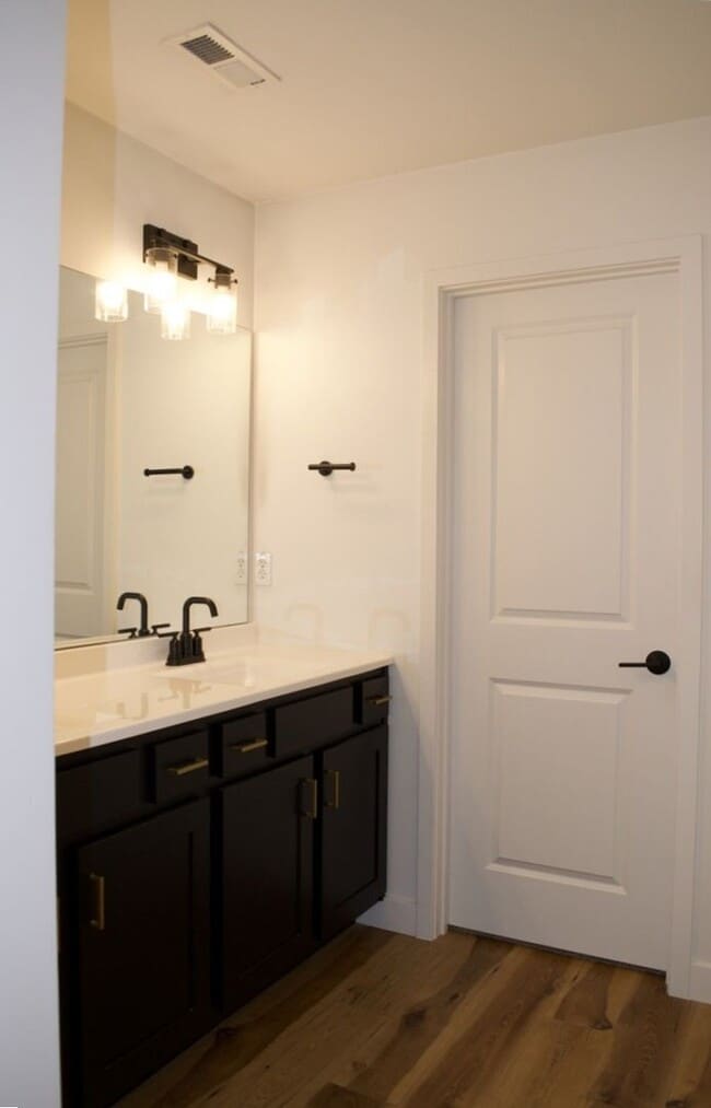 Building Photo - Modern 3 Bed 2 Bath House in Willow Falls!