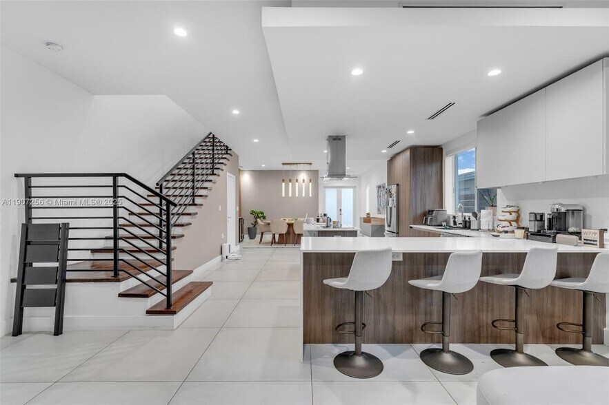 Building Photo - 3048 SW 18th St