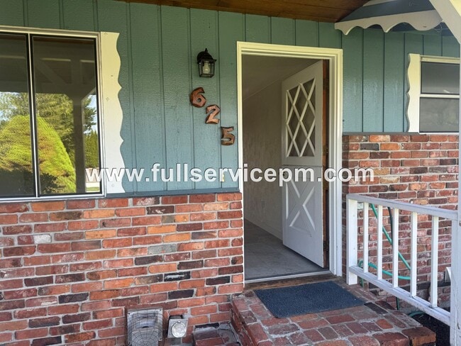 Building Photo - Charming house in downtown Snohomish