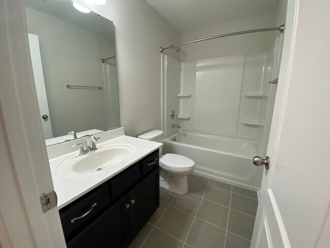 Building Photo - 454 Livingston Dr