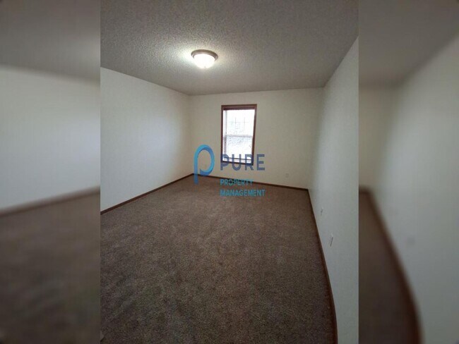 Building Photo - Warm and inviting Woodbury Townhouse! 3 br...