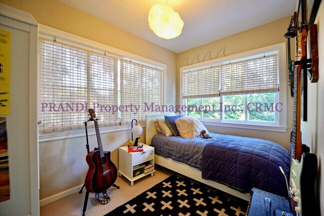 Building Photo - 3-Bedroom, 3-Bath Home with Expansive View...