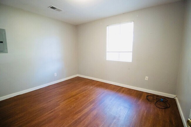 Building Photo - 2 Bedroom, 1 Bath in West Columbia