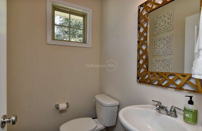 Building Photo - Beautiful 3BR/2.5BA Townhome in Desirable ...