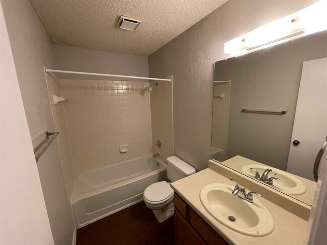 Building Photo - 513 Sierra Cove