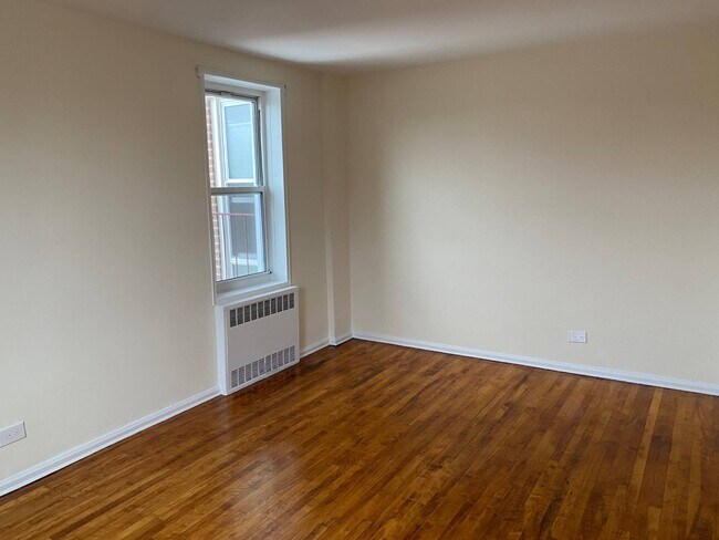 Building Photo - 88-10 35th Ave