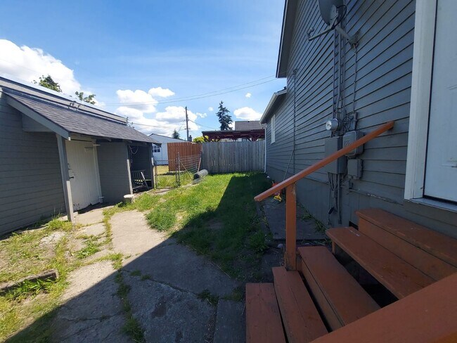 Building Photo - Charming Tacoma Home on a Peaceful Corner Lot!