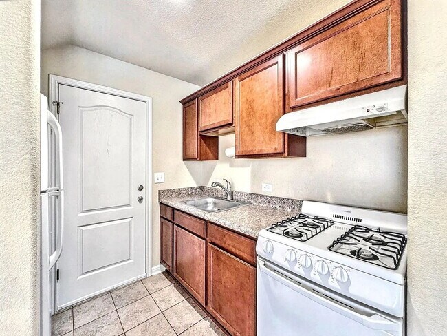 Building Photo - "Cozy 1-Bedroom Gem in San Marcos - Modern Comfort in 500 Sq Ft!"