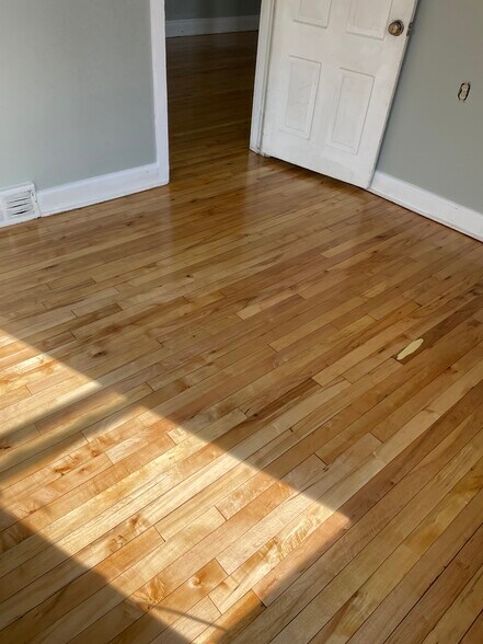 Building Photo - 204 E 4th St