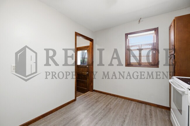 Building Photo - 2242 S Ridgewood Dr