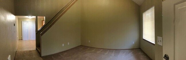 Building Photo - Large 2 bed 1.5bath townhouse with Garage