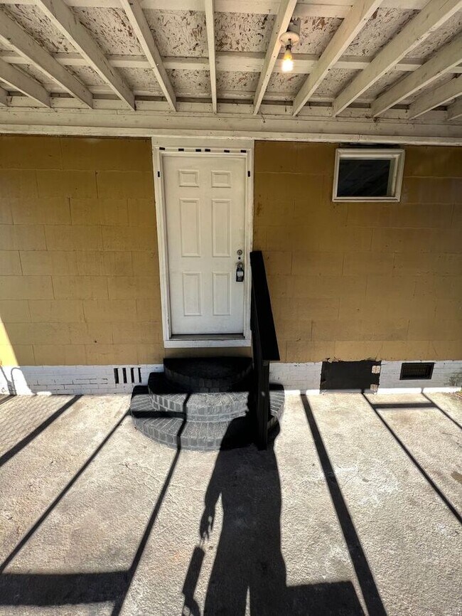 Building Photo - Remodeled spacious home in great location!
