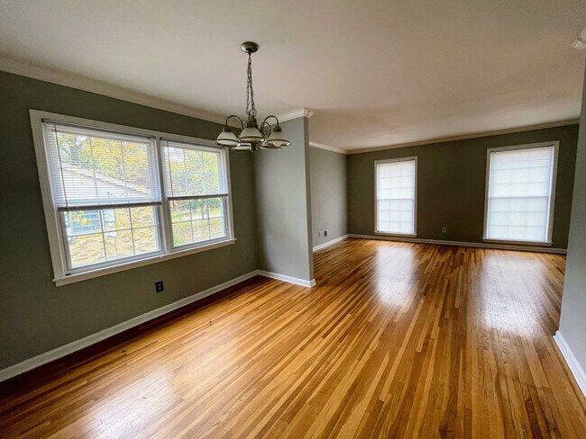Building Photo - 2804 Broadview Dr NW