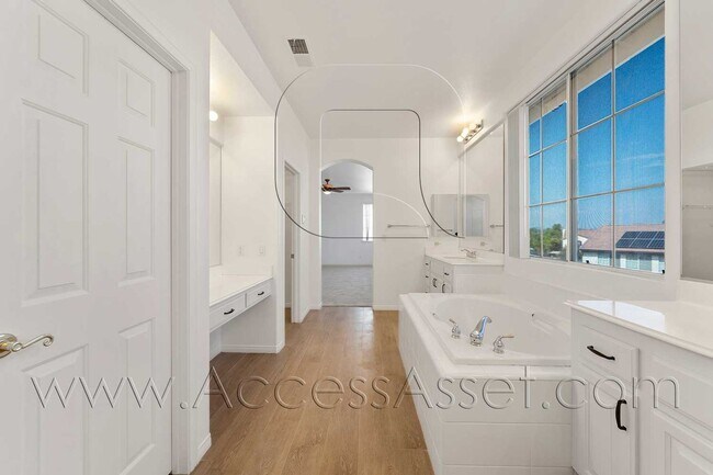 Building Photo - Huge 5 Bed/ 3.5 Bath Home In Desirable Gated Rancho Madera community In Temecula!