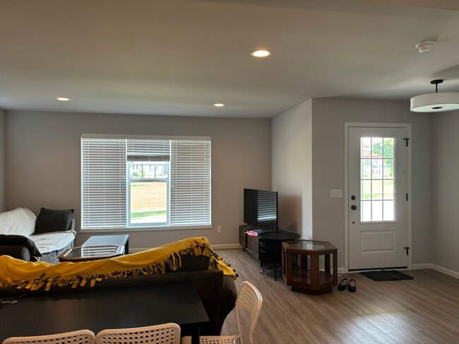Building Photo - 631 Hillcrest Dr